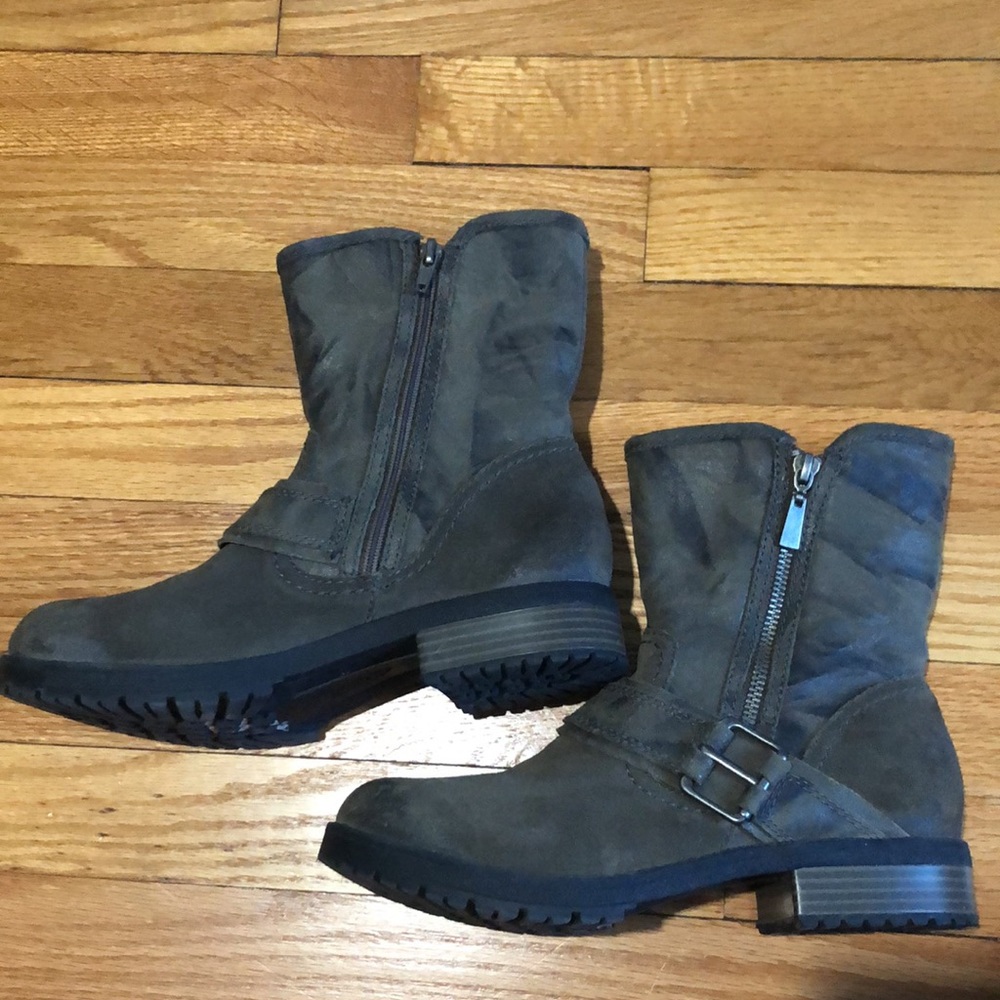 Clark’s Boots - Picture 2 of 9